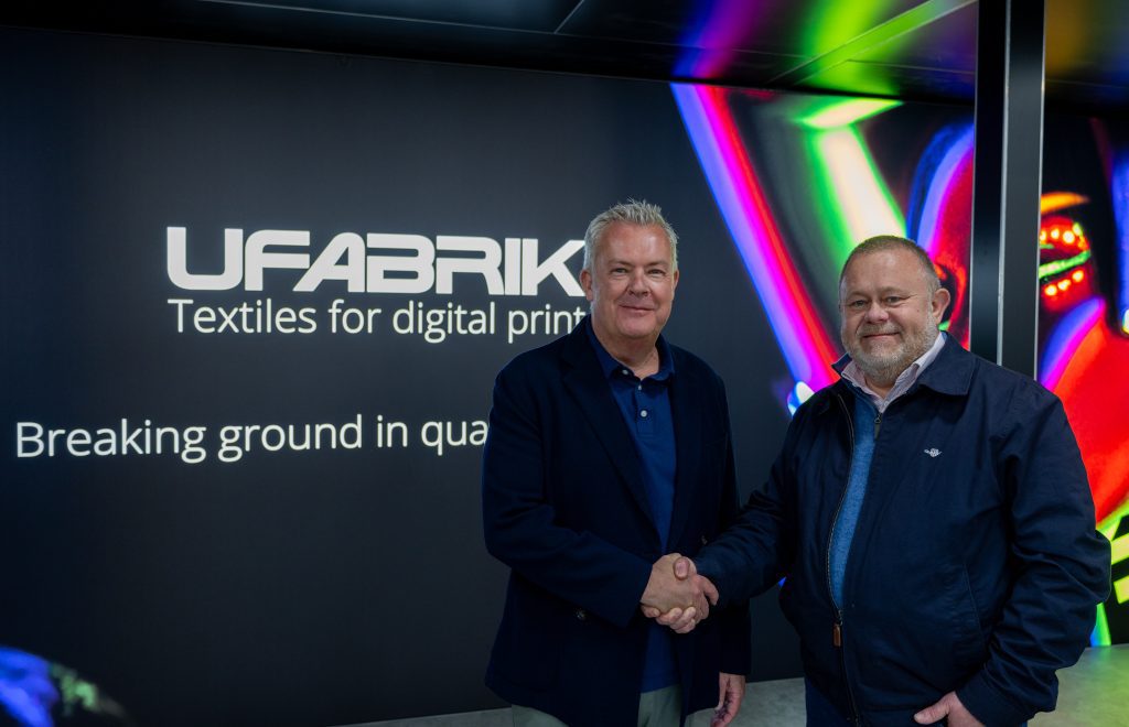 Robin East, UFABRIK and Dominic Harris, CarbonQuota shake hands