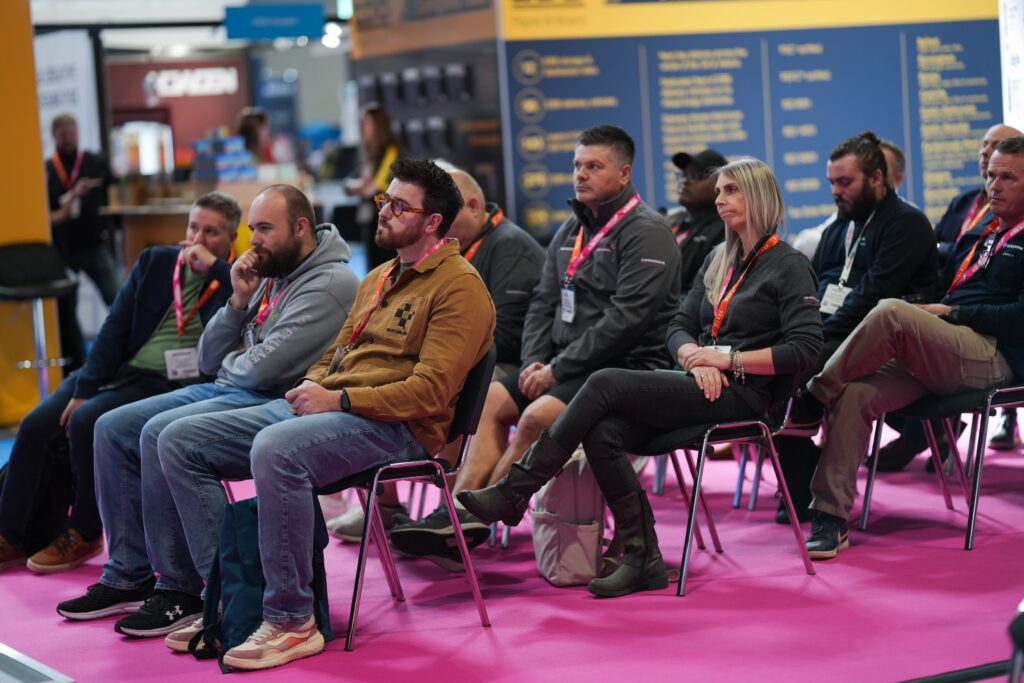 The print show and the sign show reviewed: many people sit in attendance