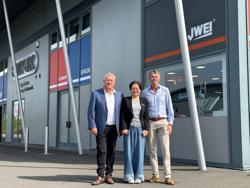 Robin East (L), CMYUK Group Commercial Director; Snow Lin, founder and CEO Jingwei Systemtechnik (JWEI); Jon Price, CMYUK Group Finance and Operations Director