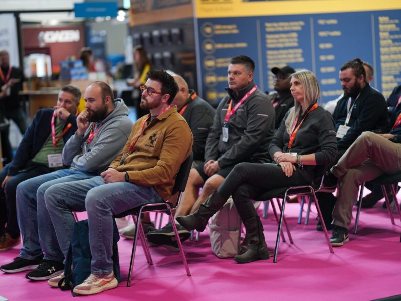 The print show and the sign show reviewed: many people sit in attendance