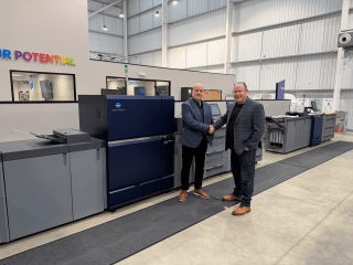 Jon Hiscock, Head of Production & Industrial Print at Konica shakes hands with Chris Davies, Event Director at The Print Show