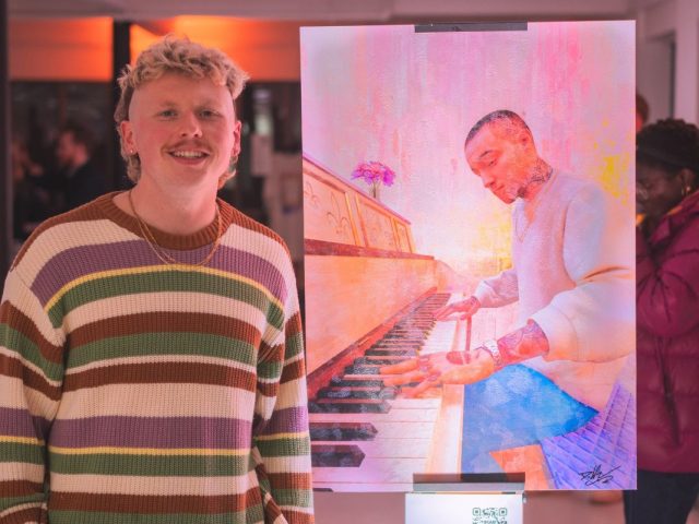 Artist Doddz with his art created using the Mimaki UJV100-160Plus