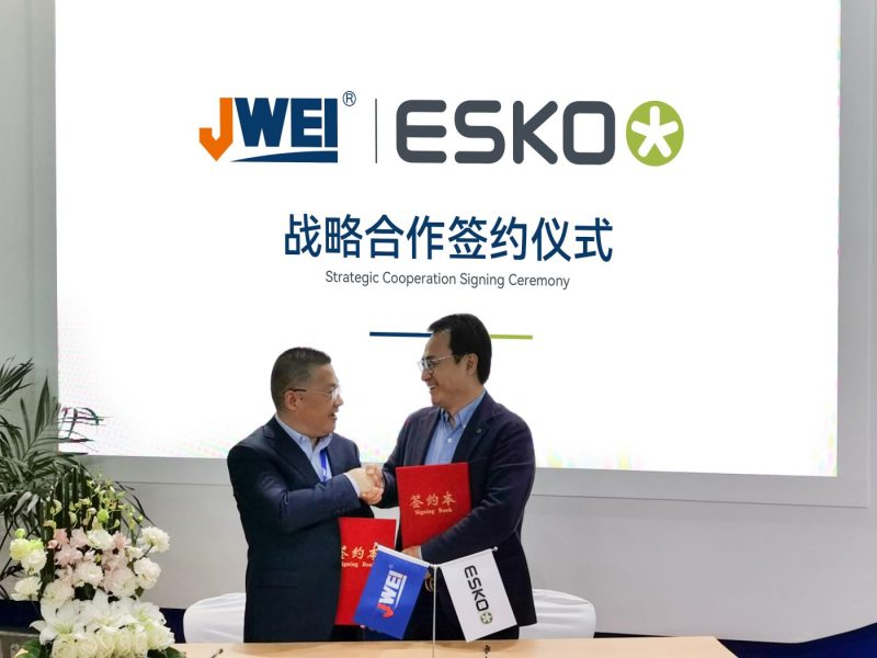 Wang Tao, president, NINGBO JINGWEI SYSTEMTECHNIK (L) and Zhou Wenjian, general manager, ESKO Greater China, signing the new strategic agreement.