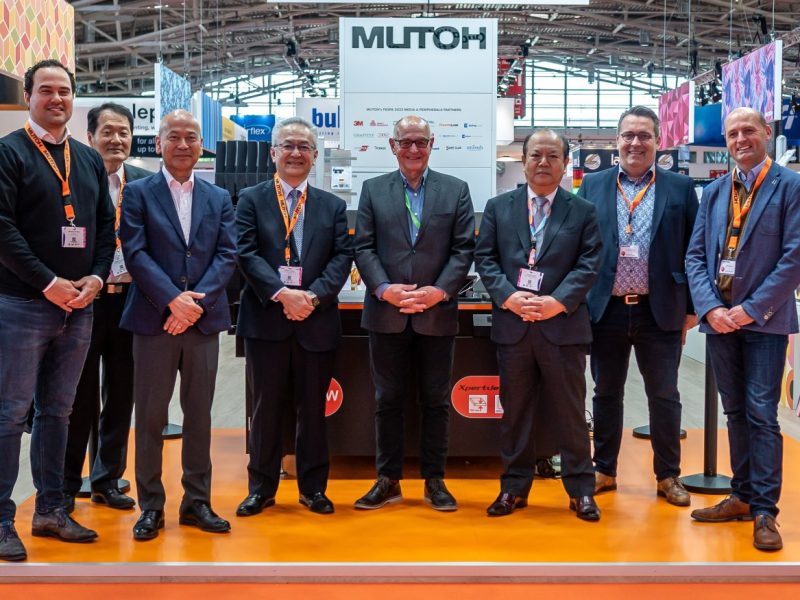 From left to right :  Romano Tatuhey - Area Sales Manager Benelux & U.K. Mutoh Europe / Masanori Sera - Corporate Planning Dpt. Mutoh Industries Ltd. / Mitsuo Takatsu - Managing Director Mutoh Europe / Akihisa Ogawa - Managing Director International Business Division Mutoh Industries Ltd. / Phil Kneale - Director Graphtec GB / Yasuhiko Isobe - President Mutoh Industries Ltd. / Frank Schenk - General Manager Sales Mutoh Europe / Wim Maes - Sales Manager Mutoh Europe