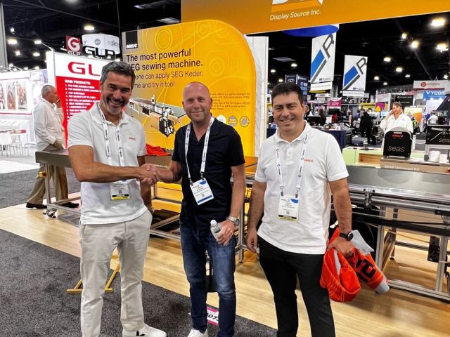 Hollywood Monster CEO Simon McKenzie shaking hands on the deal for the Meevo SEAS machine from Soyang.