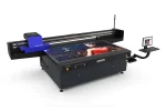 This advanced UV flatbed printer utilises a ten-colour ink system to produce premium commercial signage on rigid substrates.