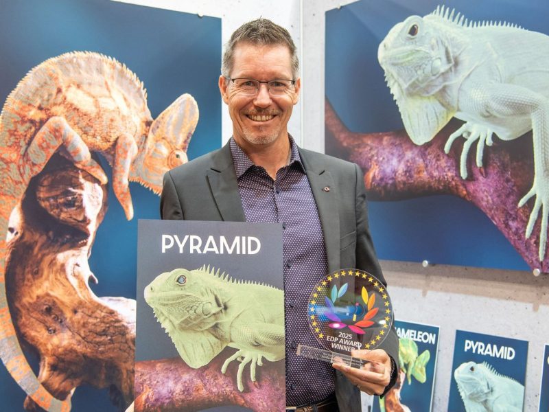 man holds the EDP award for pyramid printing and 3d image of chameleon