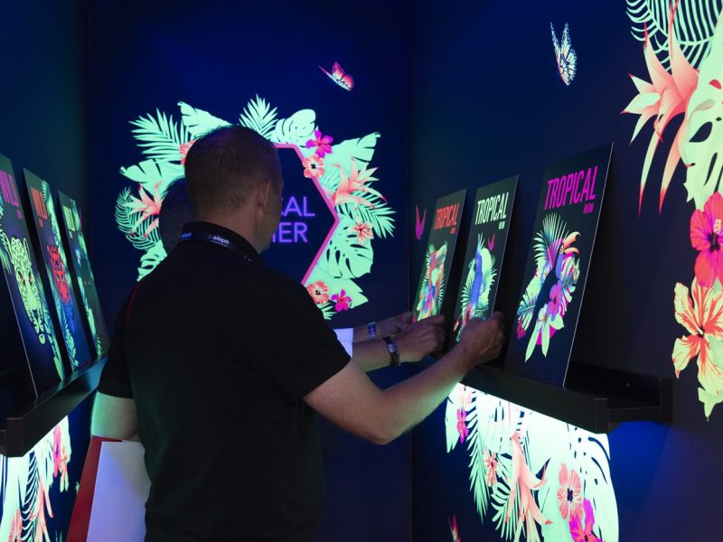 The swissQprint neon rooms at trade fairs always attract a lot of visitors with their engaging glow in the dark displays.